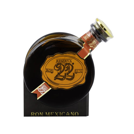 Rom El Prohibido 22Yo, rom premium din Mexic, cu arome de caramel, vanilie și ciocolată, ideal pentru savurat simplu sau cu gheață.