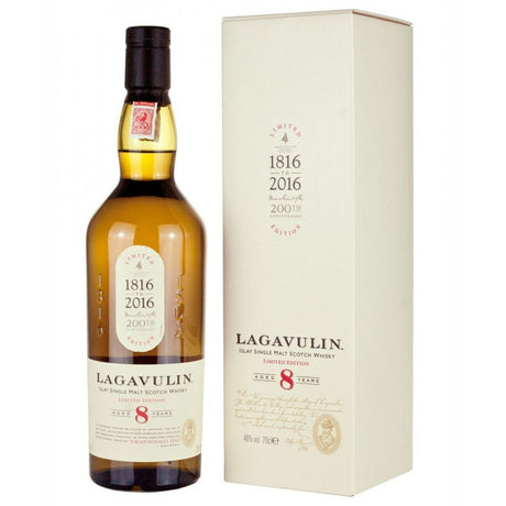Whisky Lagavulin 8 ani, single malt scoțian cu aromă intensă de turbă și fum, ideal pentru degustare pură