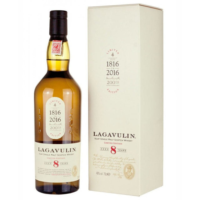 Whisky Lagavulin 8 ani, single malt scoțian cu aromă intensă de turbă și fum, ideal pentru degustare pură